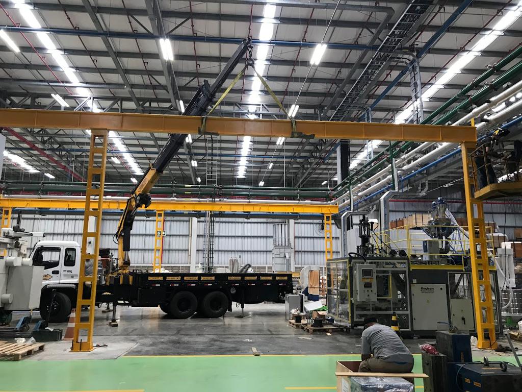 Técnico Astec realizando manutenção corretiva em talha elétrica