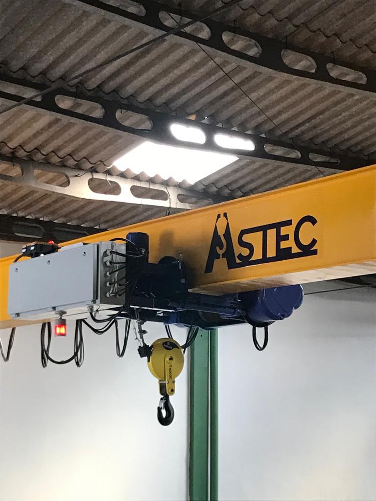 Equipe Astec em serviço de talha elétrica